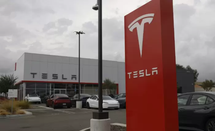 Tesla: Απογειώνονται οι φιλοδοξίες στην ΑΙ, οι αντίπαλοι τρέχουν να τη φτάσουν