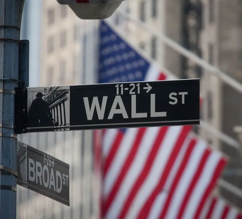 Συνεχίζει απτόητη η Wall Street – Διευρύνει τα ιστορικά υψηλά της