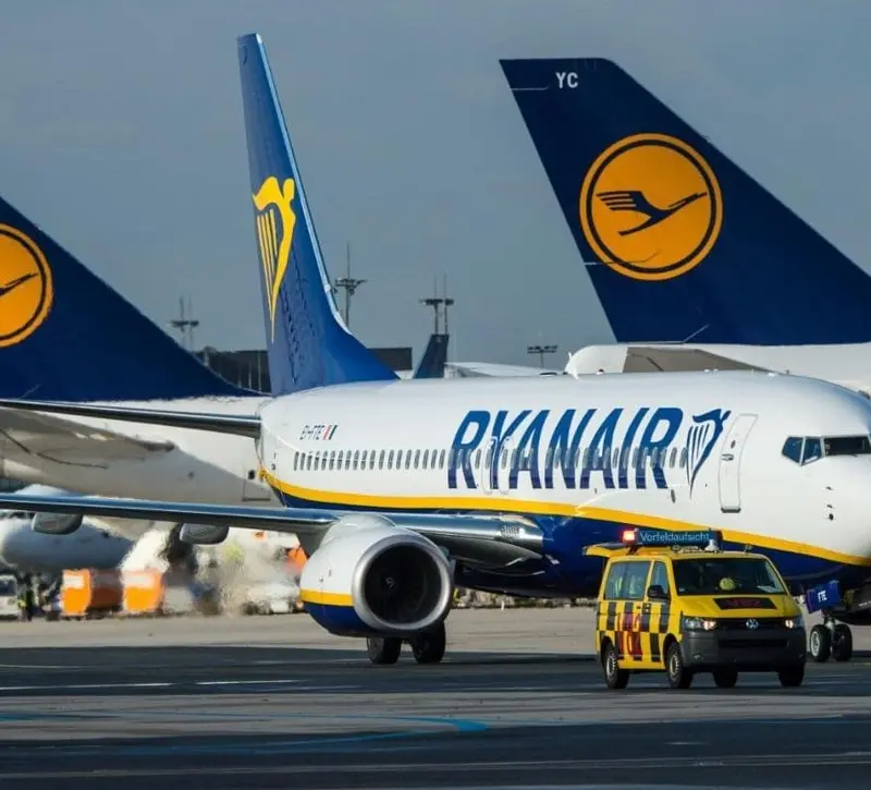 Ryanair: Νωρίτερα θα πρέπει να παραδίδουν αποσκευές οι επιβάτες της από τις 10 Nοεμβρίου