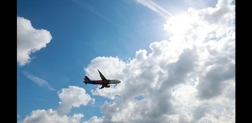 Yπουργός Τουρισμού Ισπανίας: Αγοράστε αεροπορικά εισιτήρια τώρα γιατί ο πόλεμος στο Ιράν ανεβάζει τις τιμές