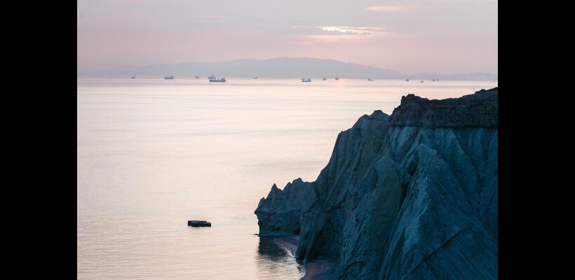 FT: Τα ΗΑΕ είναι διατεθειμένα να μετάσχουν σε διεθνή ομάδα για το άνοιγμα των Στενών του Ορμούζ