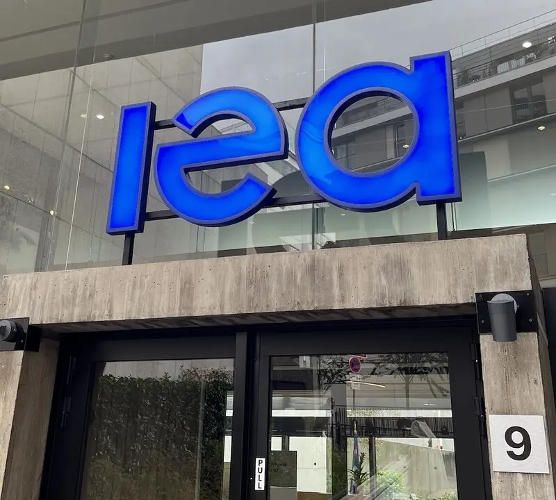 ΙΕΑ: Μείωση επενδύσεων στο πετρέλαιο, στροφή δισεκατομμυρίων σε LNG, δίκτυα και πυρηνική ενέργεια