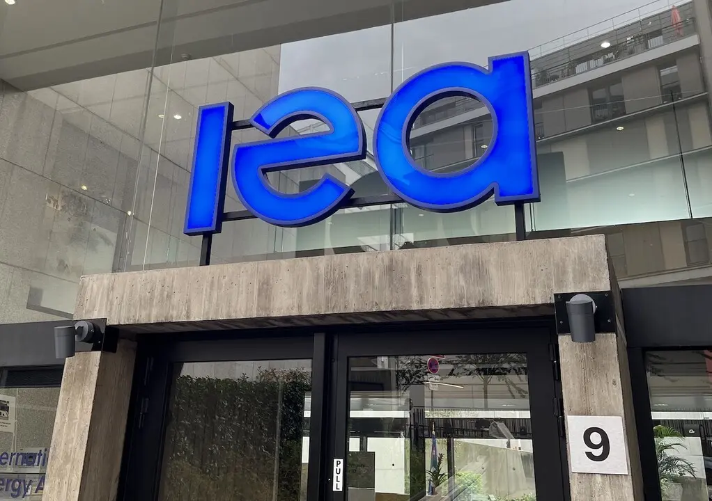 ΙΕΑ: Μείωση επενδύσεων στο πετρέλαιο, στροφή δισεκατομμυρίων σε LNG, δίκτυα και πυρηνική ενέργεια