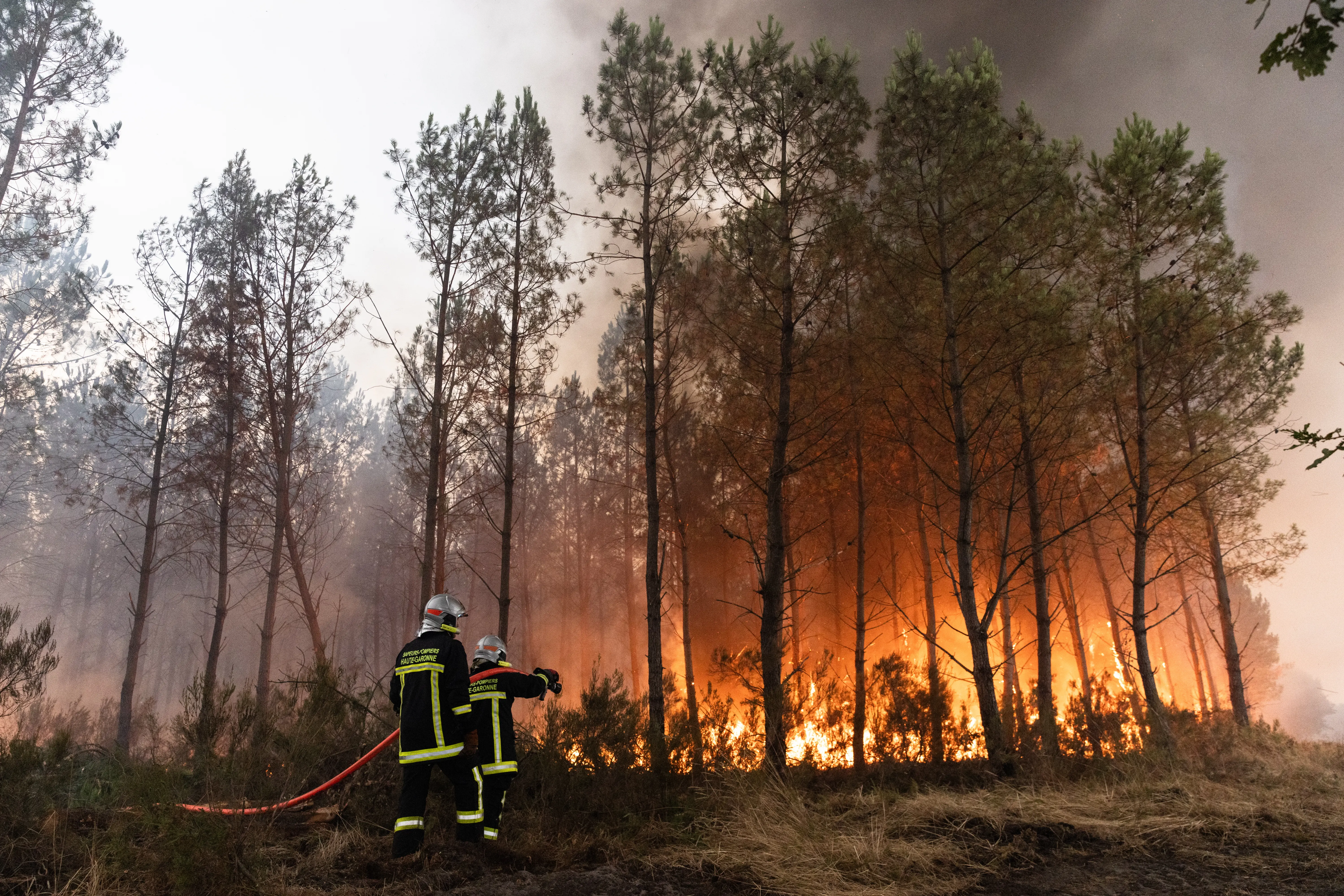 Γαλλία και Ισπανία ετοιμάζουν πακέτα στήριξης για τους πυρόπληκτους – Χιλιάδες εκτοπισμένοι, νέος καύσωνας προ των πυλών