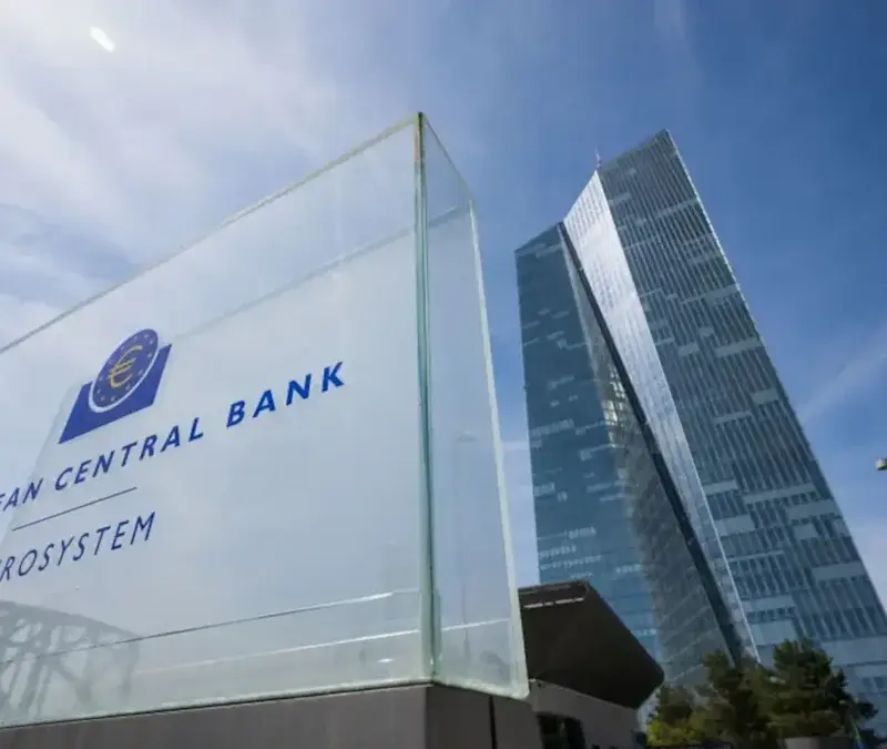 ΕΚΤ: Αμετάβλητα στο 2,5% τα επιτόκια – Ανοικτός ο δρόμος για νέα αύξηση τον Δεκέμβριο