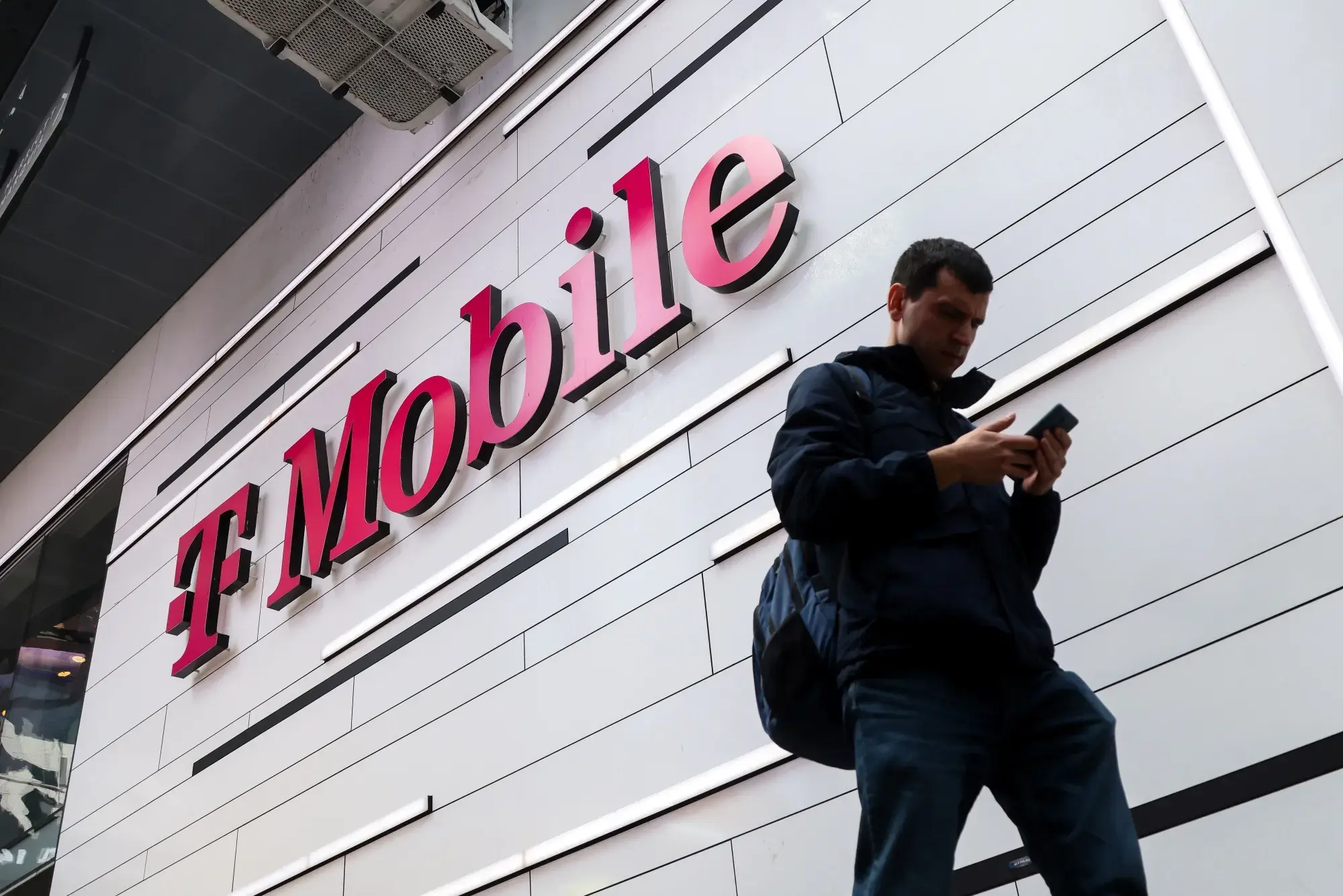 Στον «πάγο» το mega deal της Deutsche Telekom με την T-Mobile US – Τι πήγε στραβά