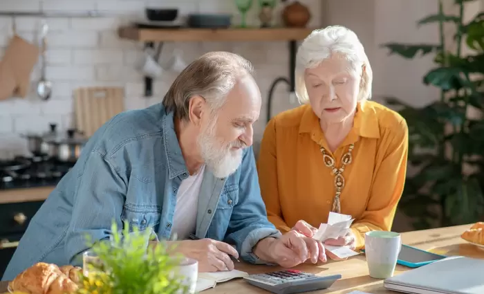 Economist: Πώς οι boomers κατέστρεψαν την Ευρώπη (και χρέωσαν τον λογαριασμό στα παιδιά τους)