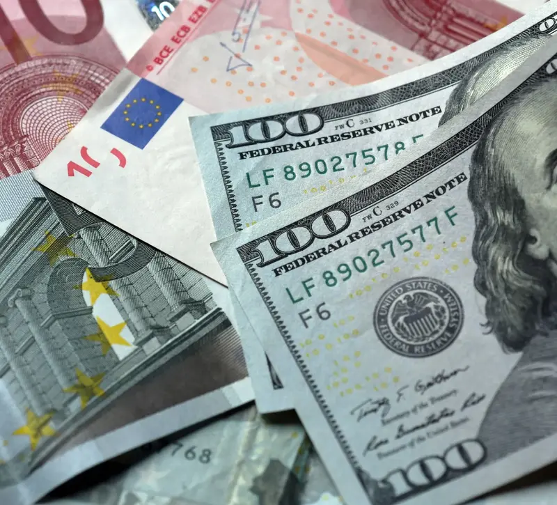 Δολάριο: Οδεύει προς τη μεγαλύτερη άνοδο εδώ και 14 μήνες έναντι του ευρώ