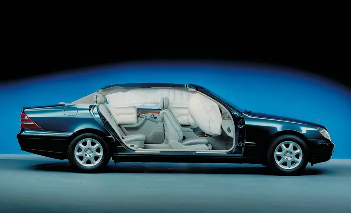 30 χρόνια πρωτοπορίας στην ασφάλεια για τη Mercedes Benz