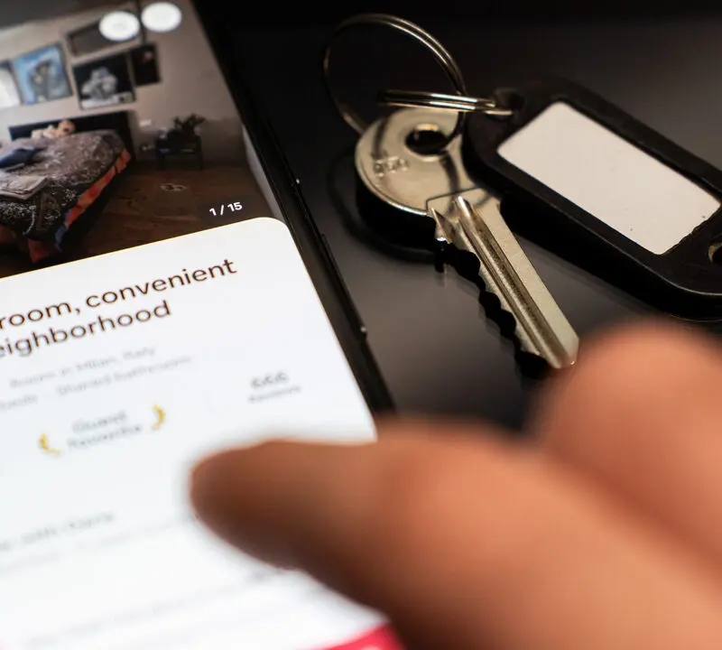 Η ΕΕ βάζει «φρένο» στα airbnb σε τουριστικούς προορισμούς