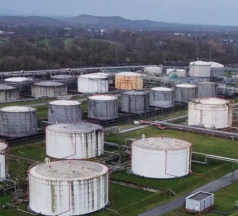 Πετρέλαιο: Σπάνε τα κοντέρ οι τιμές – Πόσο αντέχουν τα αποθέματα της ΕΕ