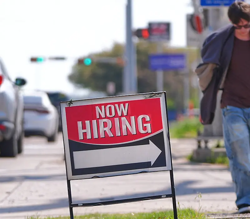 Αγορά εργασίας ΗΠΑ: Άλμα 178.000 νέων θέσεων ξεπερνά τις προβλέψεις – Υποχώρηση της ανεργίας εν μέσω γεωπολιτικών πιέσεων