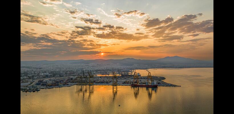 Economist: Ο νέος «πόλεμος» ΗΠΑ – Κίνας περνάει από την Ελλάδα και τα λιμάνια της
