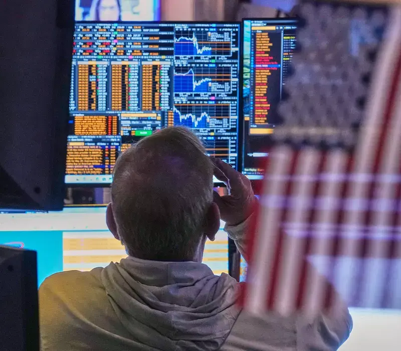 Wall Street: Το στοίχημα της AI ξεμένει από «καύσιμα» – Βουτιά για τον Nasdaq λόγω Broadcom