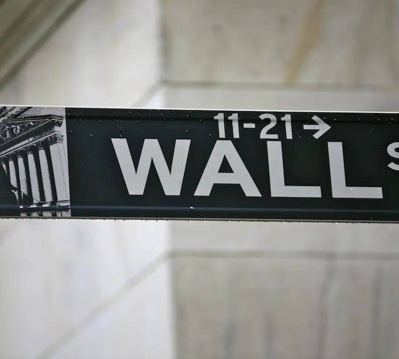 Wall Street: Η σκιά του πολέμου και το φάντασμα του Sell in May απειλούν τα ρεκόρ