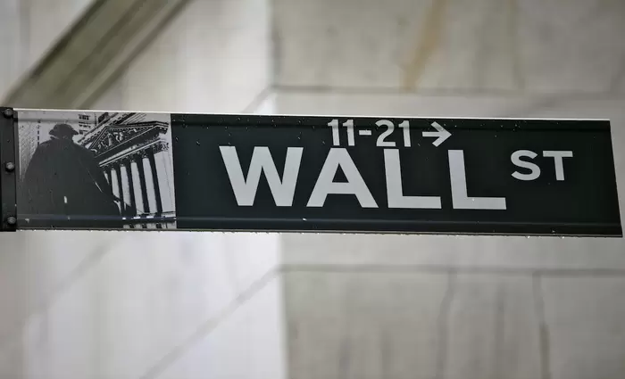 Wall Street: Η σκιά του πολέμου και το φάντασμα του Sell in May απειλούν τα ρεκόρ
