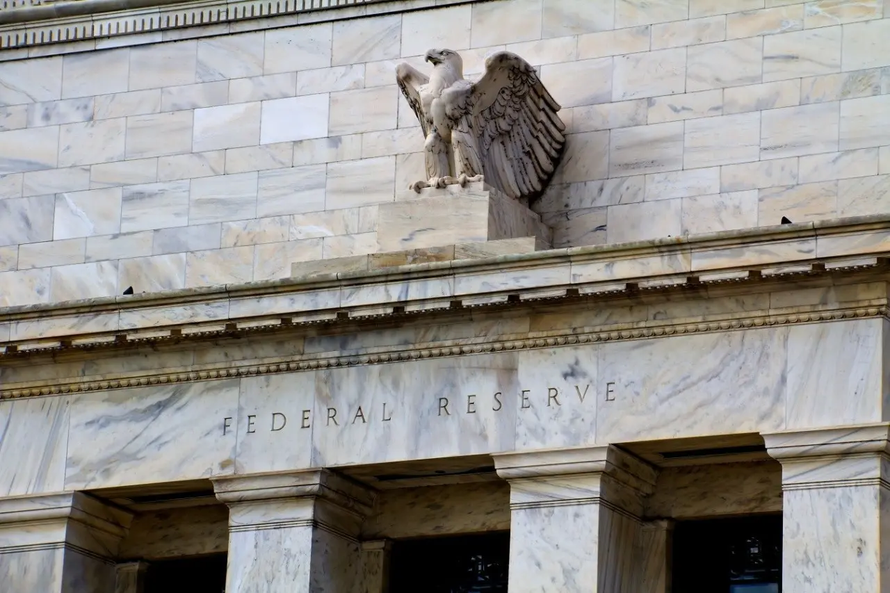 Λόγκαν (Fed): Προειδοποίηση για αύξηση των επιτοκίων μέσα στο 2026