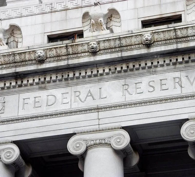 Fed: Τα στοιχεία για τις προσλήψεις γέρνουν τη ζυγαριά στον πληθωρισμό