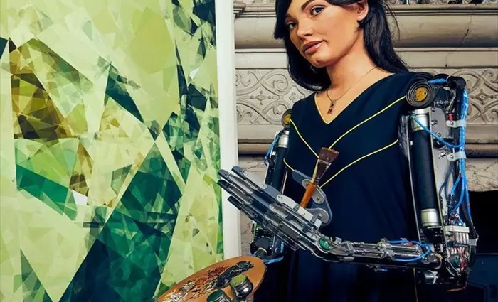 Ανθρωπόμορφο ρομπότ με τεχνητή νοημοσύνη εκθέτει τα έργα του (pics)