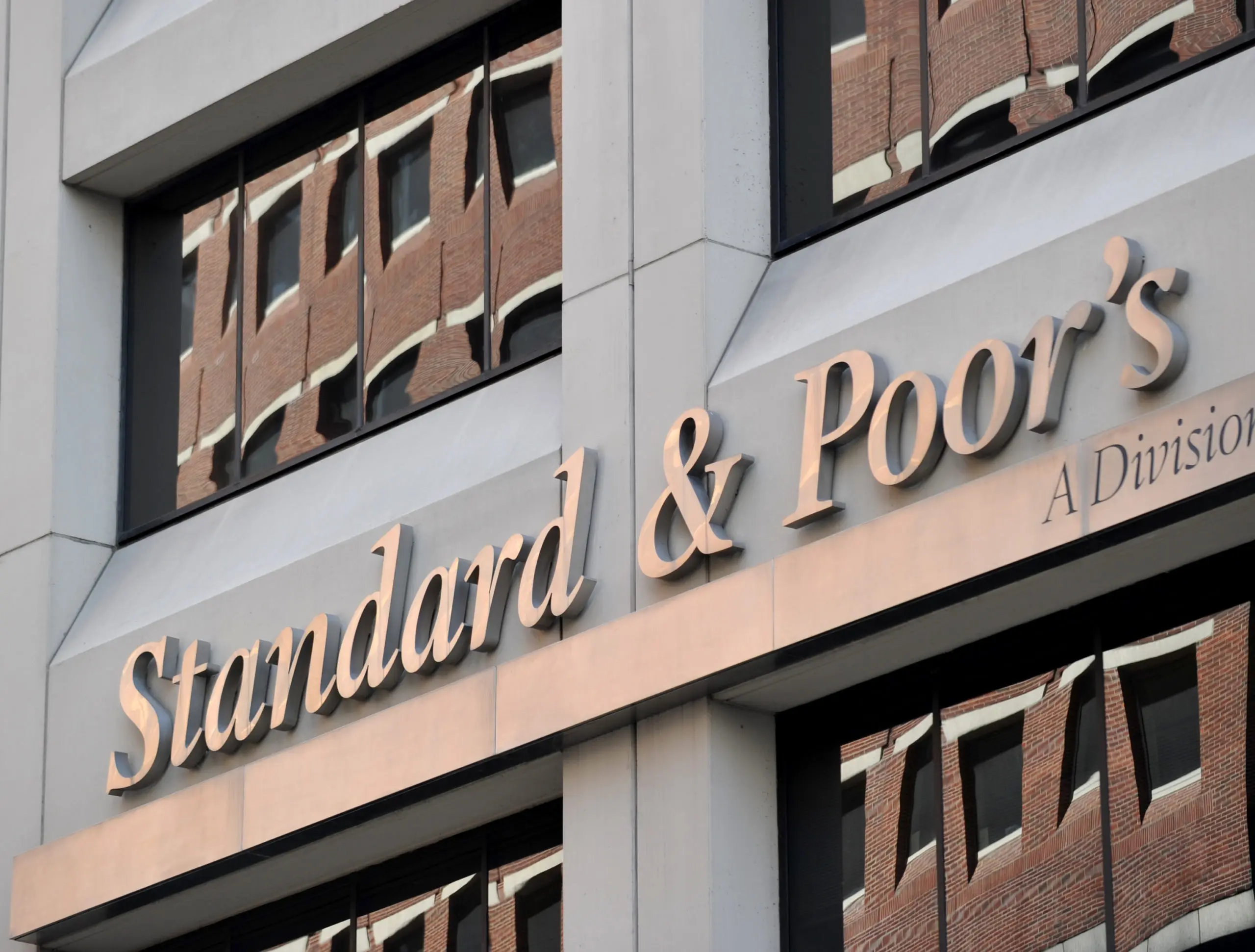 Ο S&P αναβάθμισε σε θετικές τις προοπτικές του ελληνικού αξιόχρεου