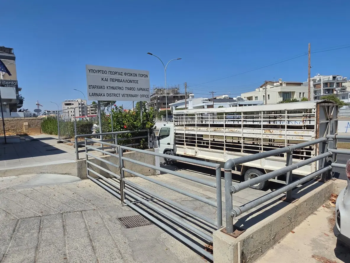 Κλιμακώνουν τις κινητοποιήσεις οι κτηνοτρόφοι – Απέκλεισαν το Επαρχιακό Κτηνιατρικό Γραφείο Λάρνακας