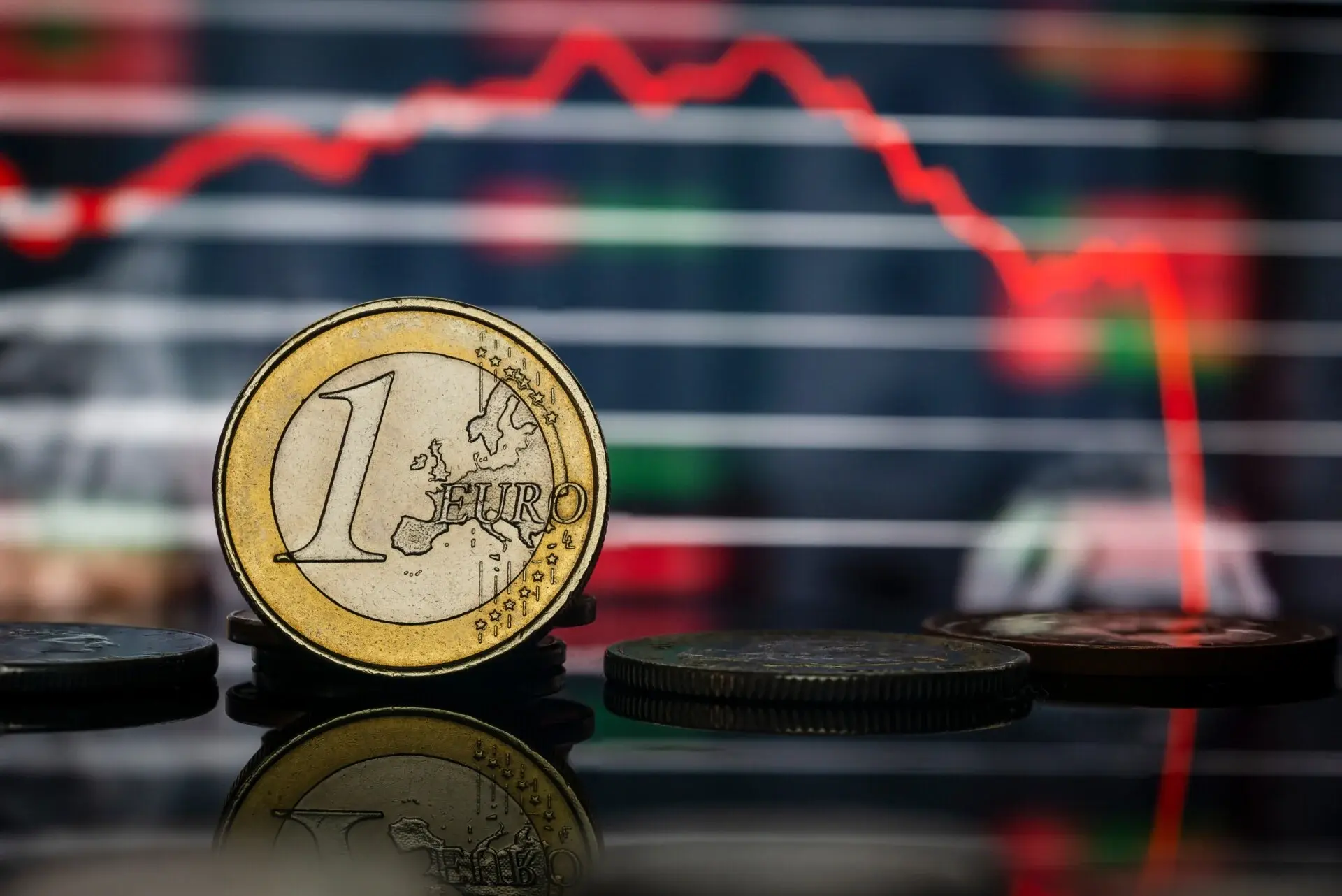 Ευρώ: Βυθίζεται σε χαμηλά 17 μηνών με το βλέμμα σε Γαλλία, Ισπανία