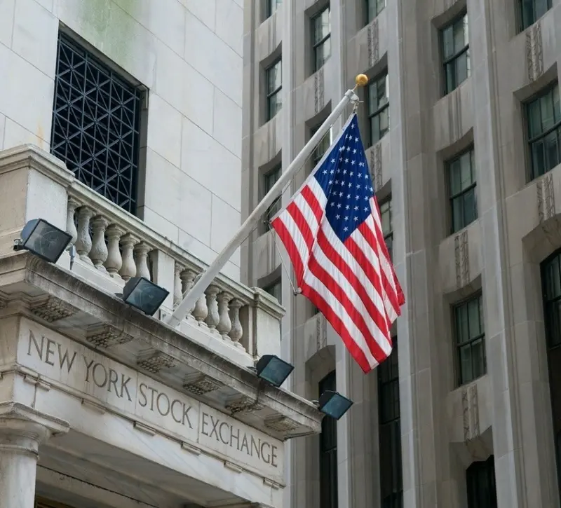 Wall Street: Πιέσεις από τα ισχυρά στοιχεία για την απασχόληση – Συνεχίζεται η φυγή από το AI