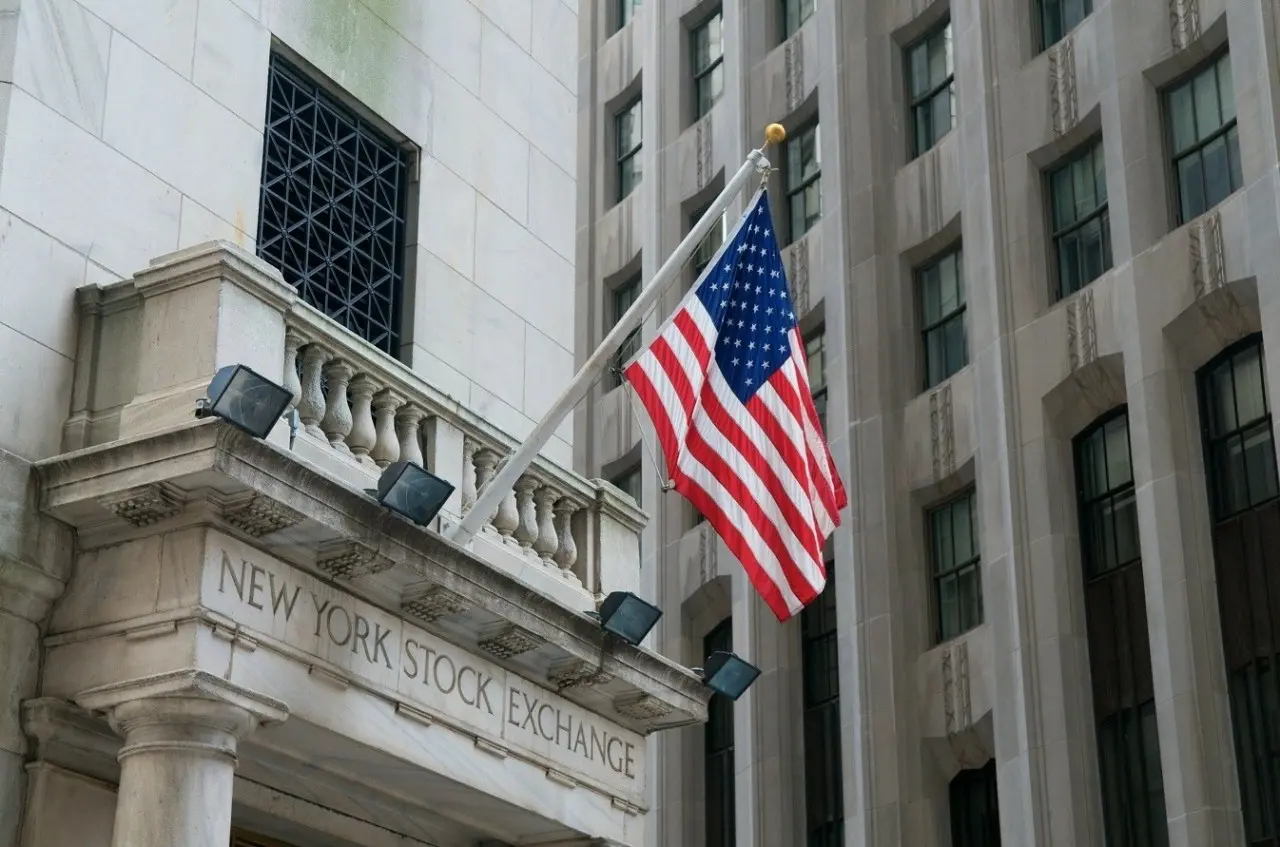 Wall Street: Πιέσεις από τα ισχυρά στοιχεία για την απασχόληση – Συνεχίζεται η φυγή από το AI