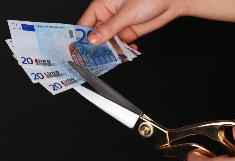 Ανοίγει η πλατφόρμα για 1.200 «κουρεμένους» – Φωνές για αθέτηση δεσμεύσεων  και «ψαλιδισμένες» αποζημιώσεις