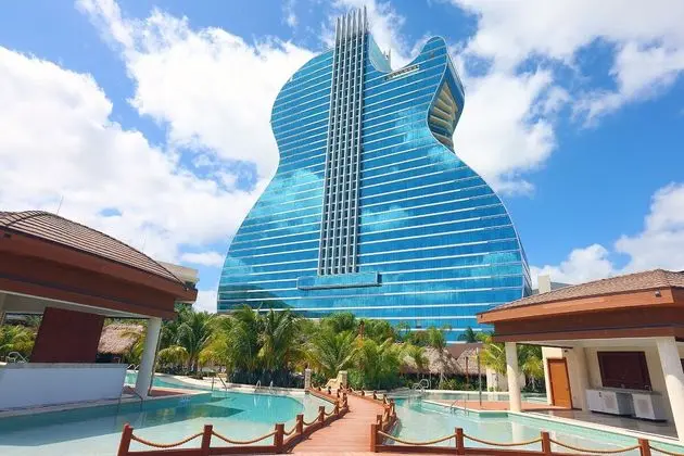 Άνοιξε τις πύλες του το Guitar Hotel στη Φλόριντα (pics)