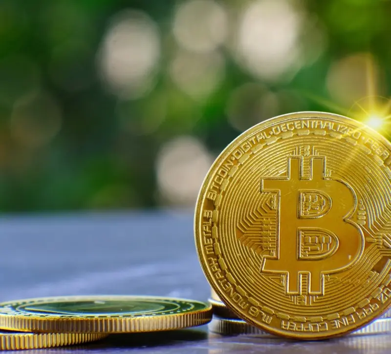 Στα $70.700 το bitcoin: Επιφυλακτικοί οι επενδυτές παρά την εβδομαδιαία άνοδο