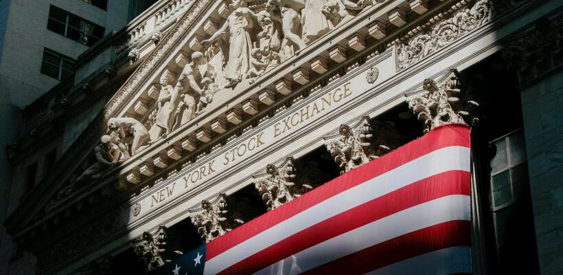 Wall Street: Διπλό πλήγμα από Μέση Ανατολή και απασχόληση – «Βυθίζεται» κατά 900 μονάδες ο Dow Jones