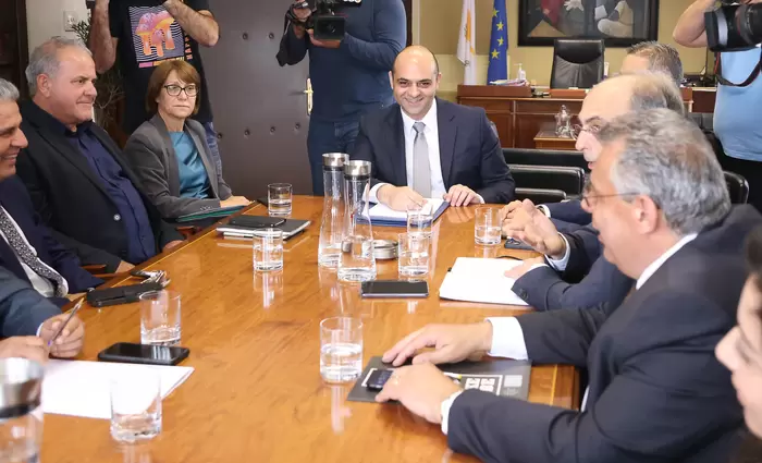 Συνομιλούν σήμερα συντεχνίες και ΟΕΒ για την ΑΤΑ