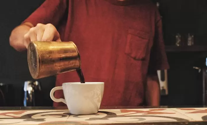 Τι ισχύει από σήμερα σε μπαρ, καφενεία και εστιατόρια;