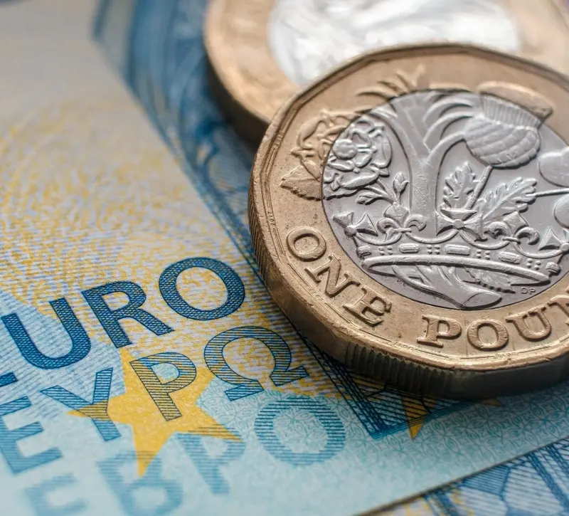 Ευρώ: Σε χαμηλό 16 μηνών έναντι της στερλίνας λόγω των δημοσιονομικών κινδύνων στη Γαλλία