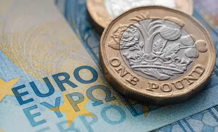 Ευρώ: Σε χαμηλό 16 μηνών έναντι της στερλίνας λόγω των δημοσιονομικών κινδύνων στη Γαλλία