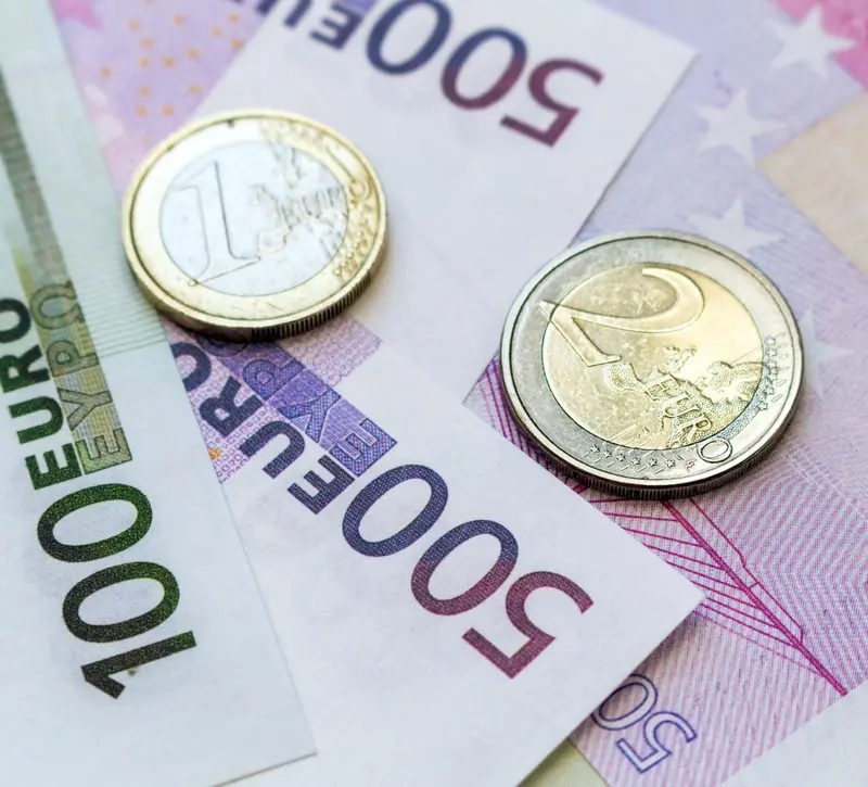 Οι επενδυτές σορτάρουν μαζικά το ευρώ – Το στοίχημα των €38 δισ. και ο φόβος για πτώση στα $1,10