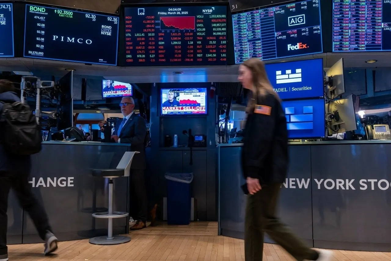 Wall Street: Νέο ρεκόρ για τον Dow Jones πάνω από τις 53.000 μονάδες – Παραμένουν οι πιέσεις με φόντο την ΑΙ