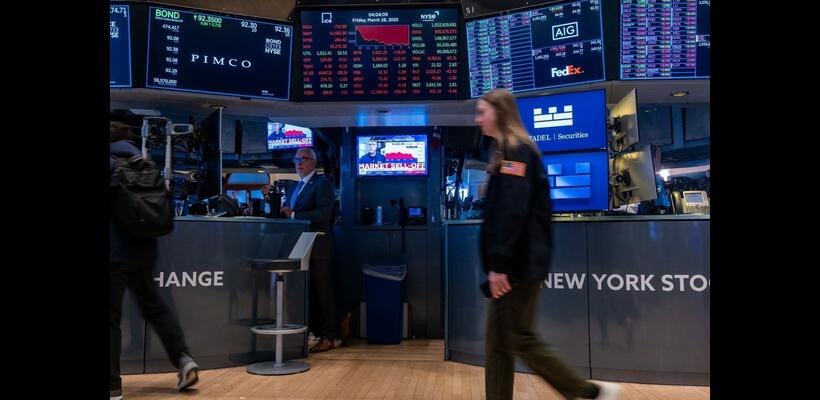 Wall Street: Νέο ρεκόρ για τον Dow Jones πάνω από τις 53.000 μονάδες – Παραμένουν οι πιέσεις με φόντο την ΑΙ