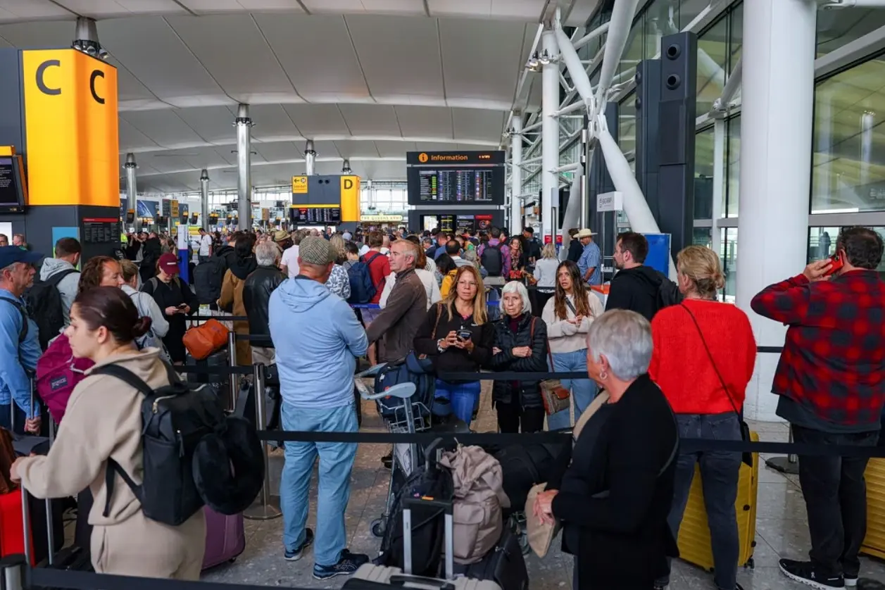 ΕΕ: Θα καθυστερήσει το σύστημα προέγκρισης ταξιδιών μετά το χάος στα σύνορα
