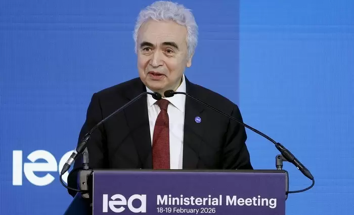 Μπιρόλ (ΔΟΕ): Στροφή στις AΠE – Η τρέχουσα κρίση είναι πιο σοβαρή από αυτές του 1973, του 1979 και του 2022 μαζί