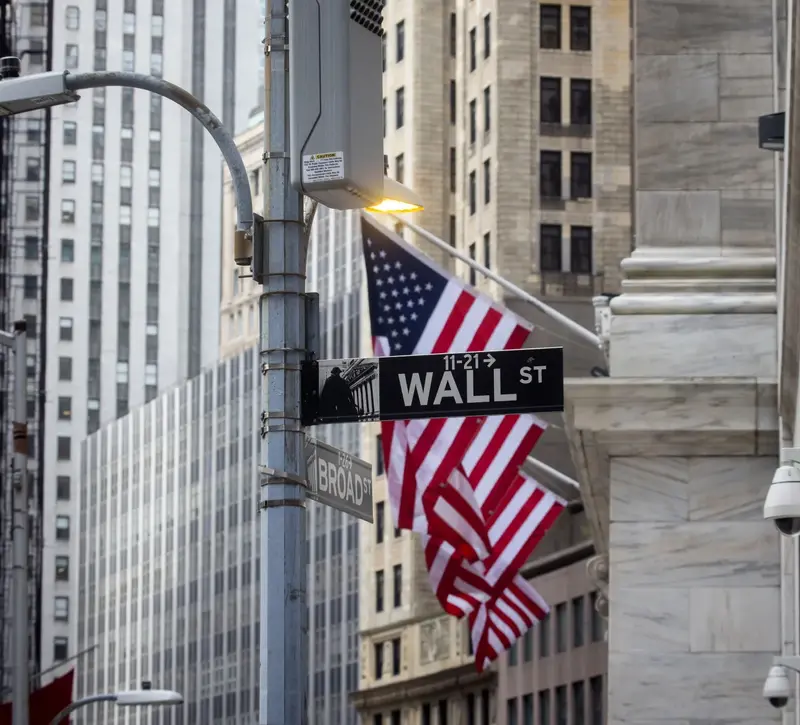 Wall Street: Οι δηλώσεις Τραμπ βυθίζουν το επενδυτικό κλίμα – Πτώση άνω των 400 μονάδων για τον Dow