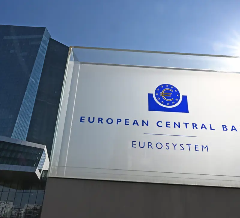 Σίμκους: Η οικονομία πλησιάζει το δυσμενές σενάριο της ΕΚΤ λόγω Ιράν