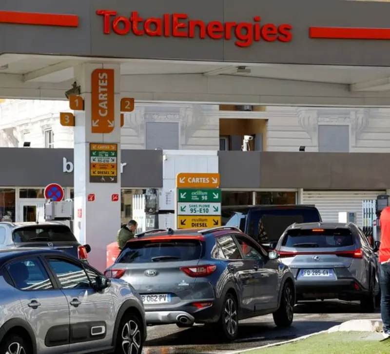 TotalEnergies: Ο πετρελαϊκός κολοσσός έβαλε πλαφόν στα καύσιμα, αλλά μόνο για τους… Γάλλους