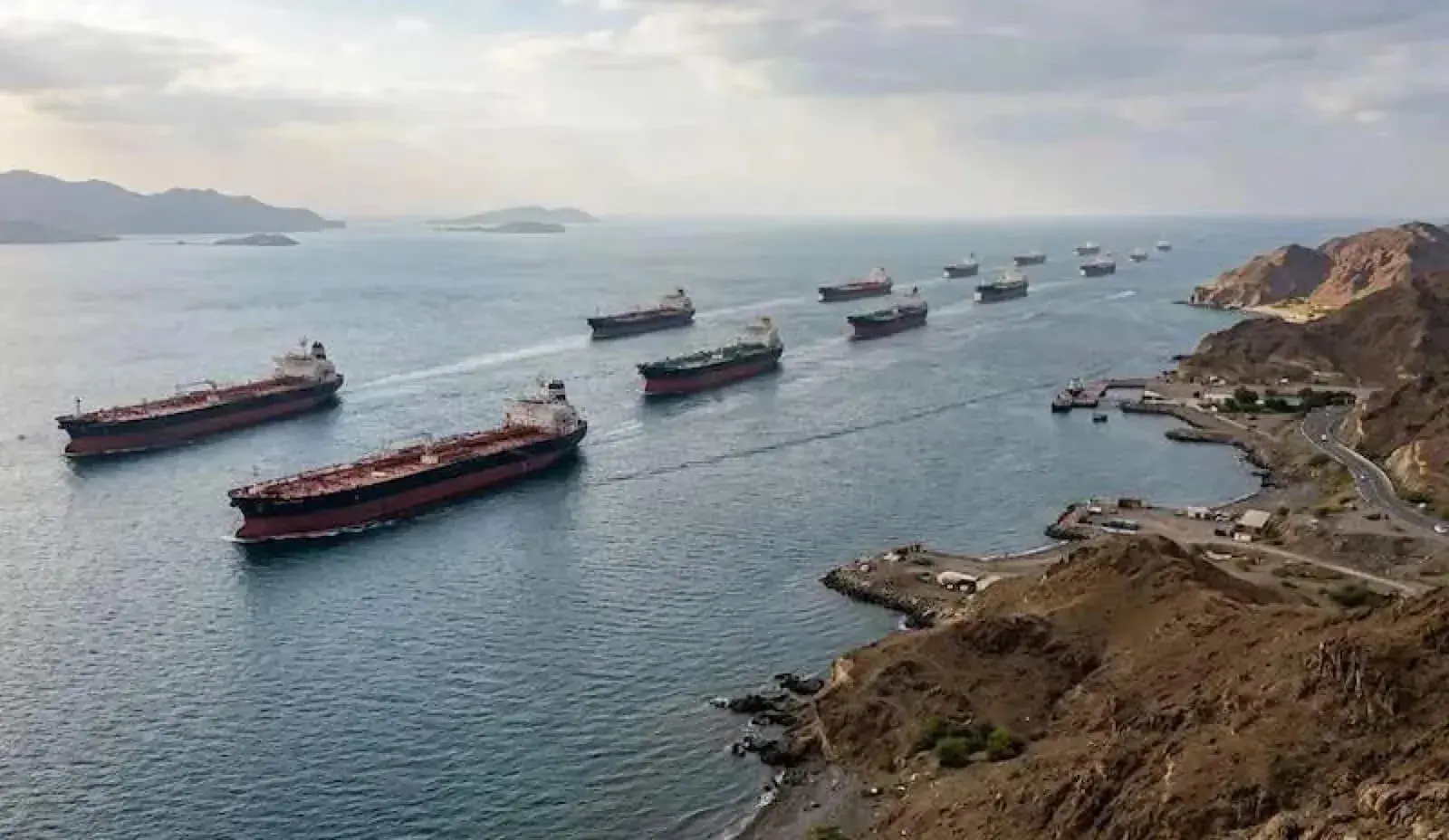 Στενά του Ορμούζ: Πάνω από 800 πλοία περιμένουν τη μεγάλη έξοδο – Συγκρατημένη αισιοδοξία από τους πλοιοκτήτες