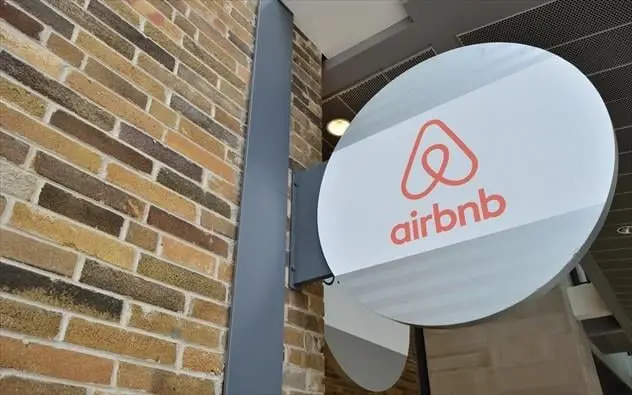 Airbnb: Η Τεχνητή Νοημοσύνη γράφει το 60% του κώδικα - Η «απειλή» του CEO της εταιρείας προς τους διευθυντές