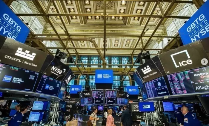 Αισιοδοξία στη Wall Street μετά την ισχυρή έκθεση για την απασχόληση και τις προσδοκίες για συμφωνία με το Ιράν