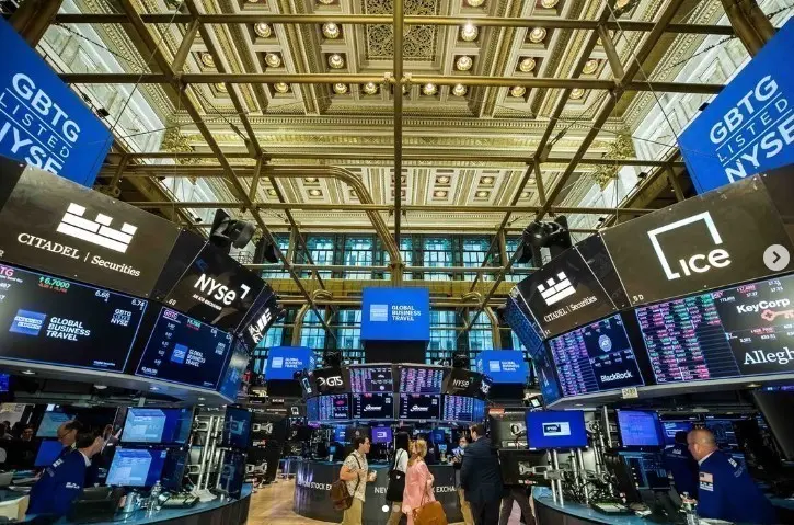 Αισιοδοξία στη Wall Street μετά την ισχυρή έκθεση για την απασχόληση και τις προσδοκίες για συμφωνία με το Ιράν