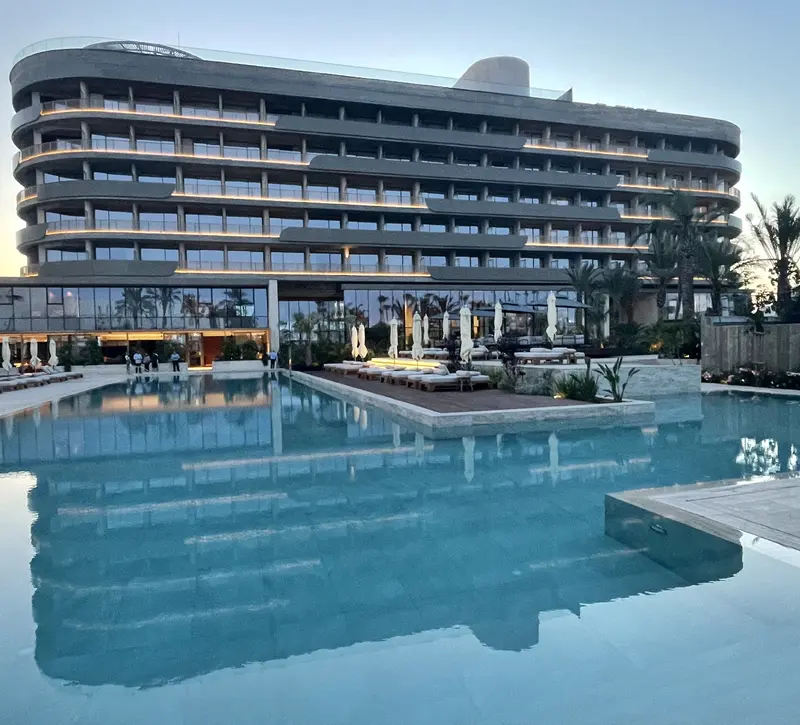 Ένα ξενοδοχείο «στην πένα» άνοιξε στην Αγία Νάπα