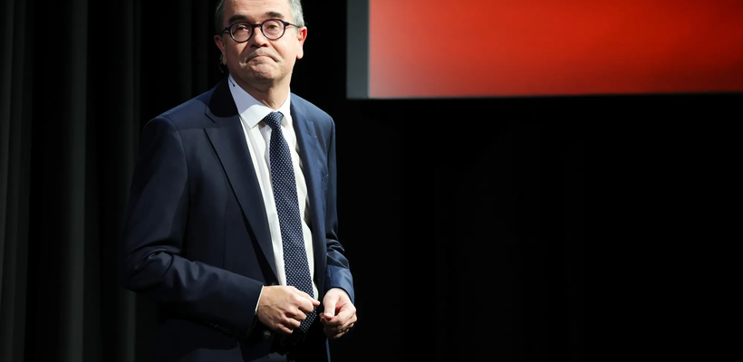 Renault: Η μετοχή υποχωρεί και ο νέος CEO υπόσχεται δραστική μείωση δαπανών με κινεζικό μοντέλο